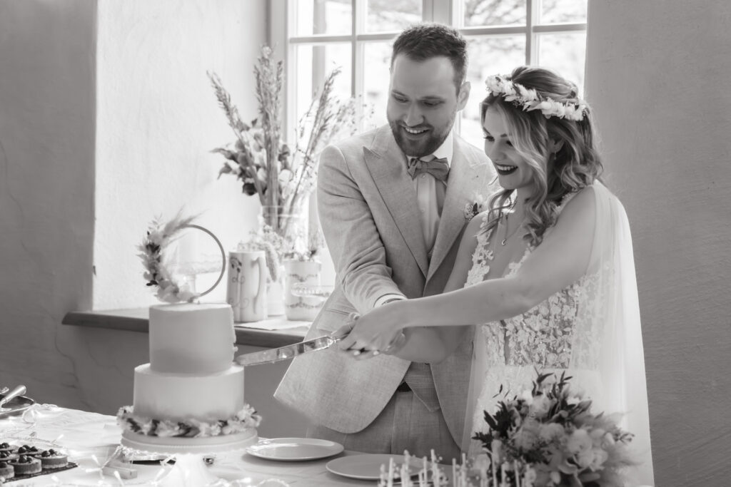 Brautpaar schneidet die Hochzeitstorte im Bräuhaus Schwarzach an