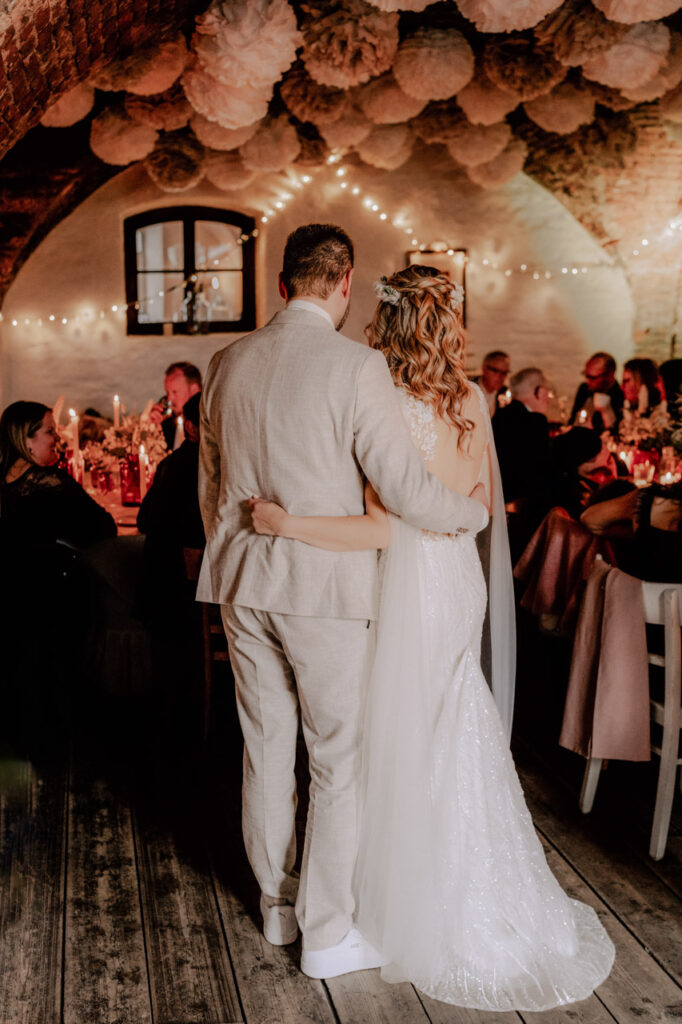 Brautpaar im historischen Gewölbe bei einer Hochzeit im Bräuhaus Schwarzach
