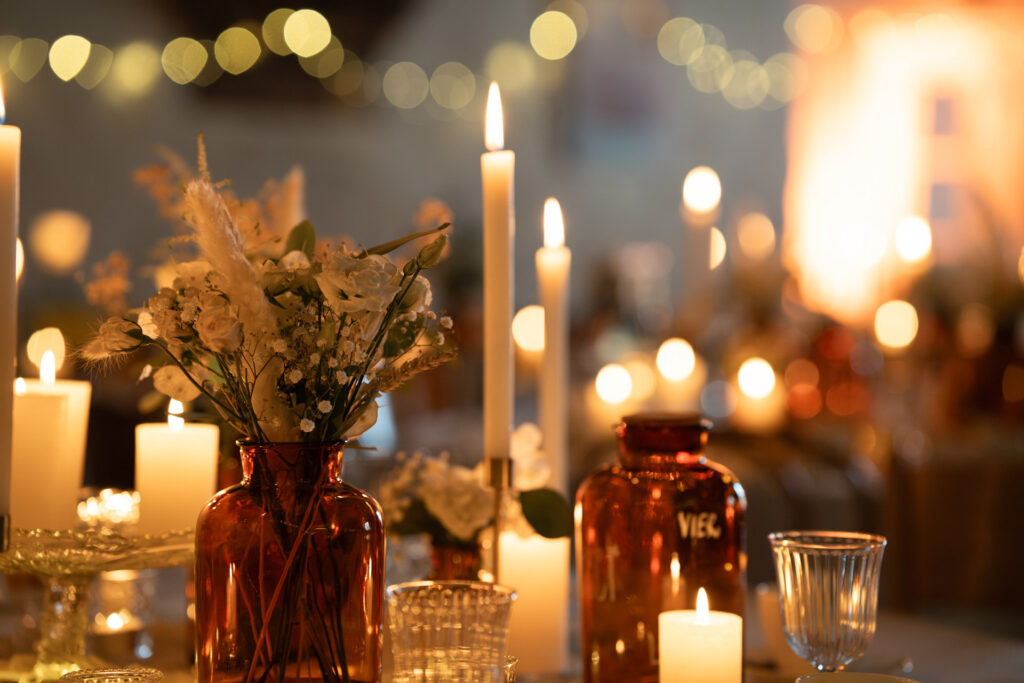 Kerzen und florale Tischdekoration bei einer Hochzeit im Bräuhaus Schwarzach