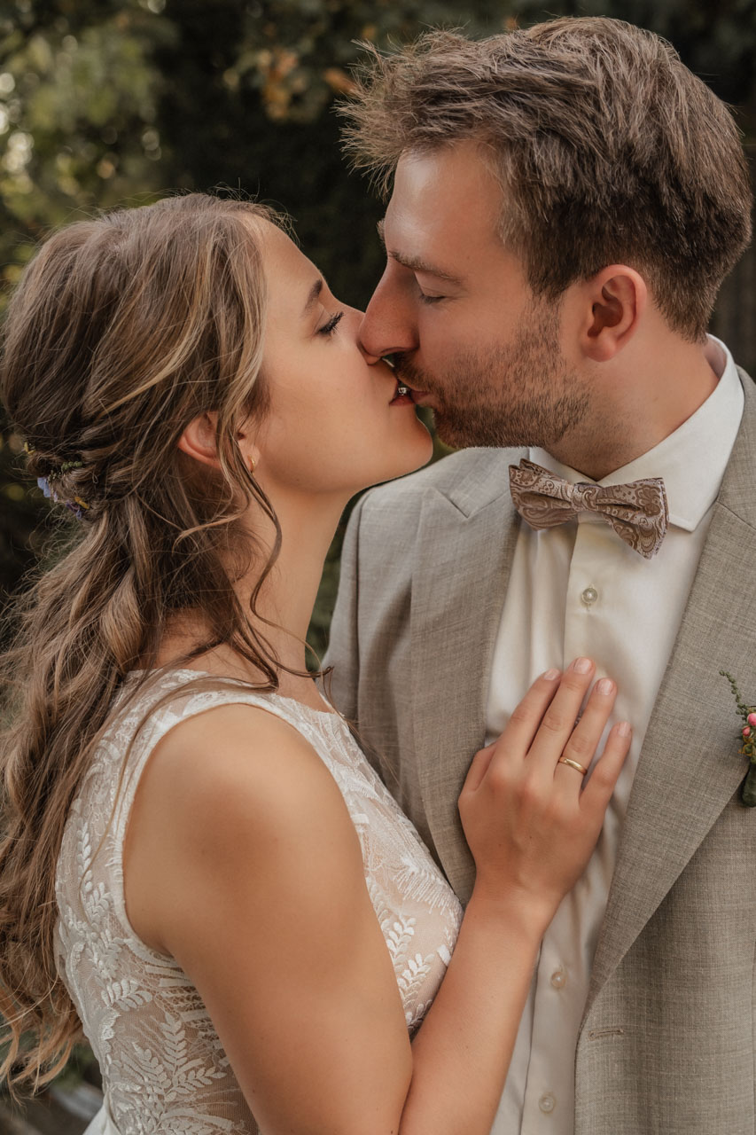 Hochzeitspaar, das sich küsst, kirchliche Trauung, Passau