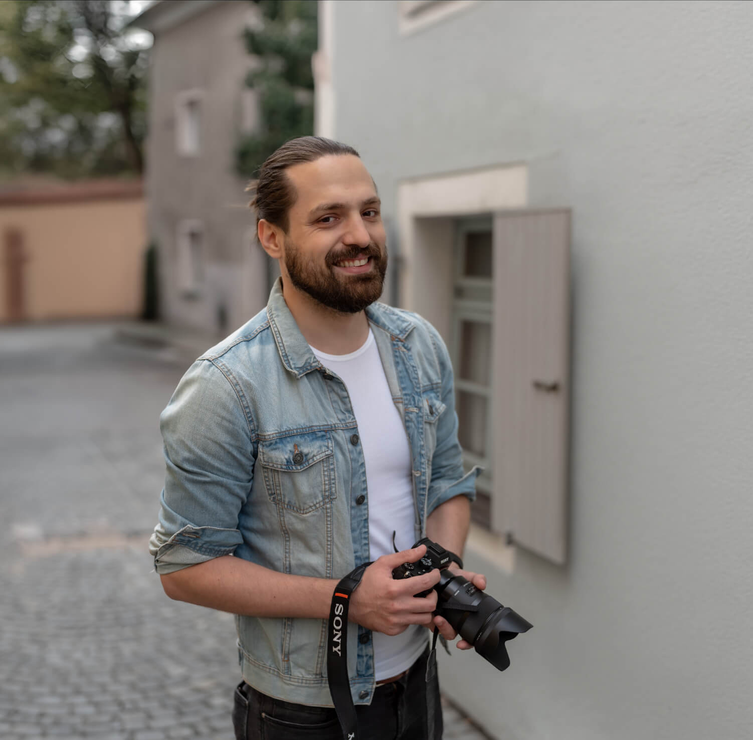Hochzeitsfotograf Regensburg Fotograf mit Kamera in der Hand Altstadt Regensburg