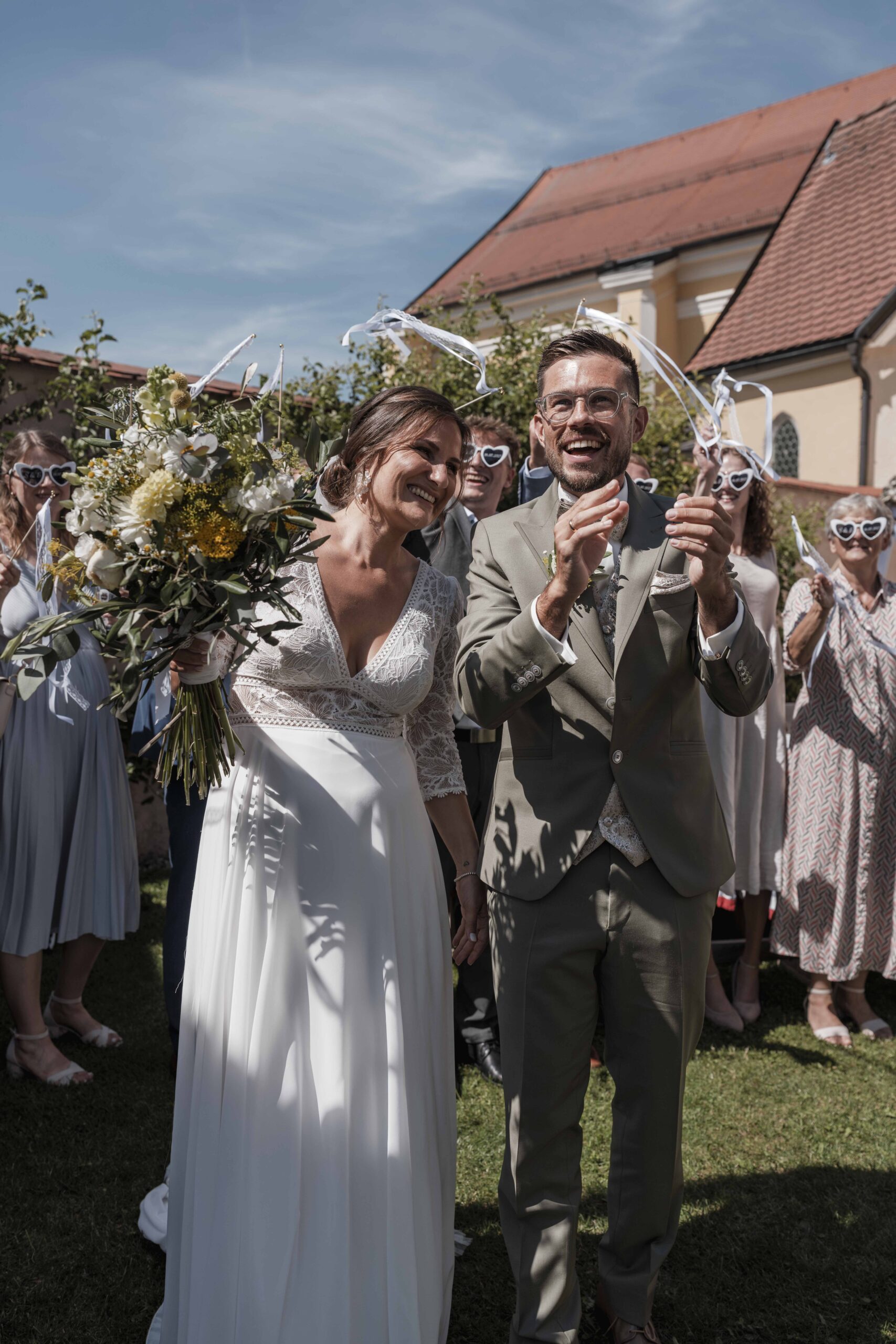 Brautpaar mit Hochzeitsgästen im Garten des Bräuhaus Schwarzach