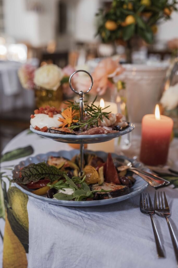 Hochzeitsessen im Bräuhaus Schwarzach mit festlicher Tischdekoration